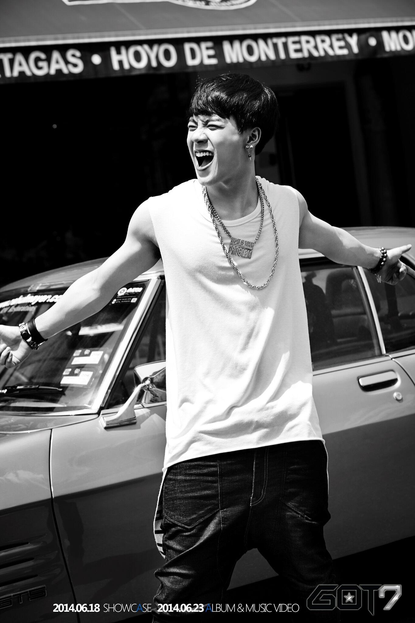 Bqa7_AaCcAA3--J.jpg:large