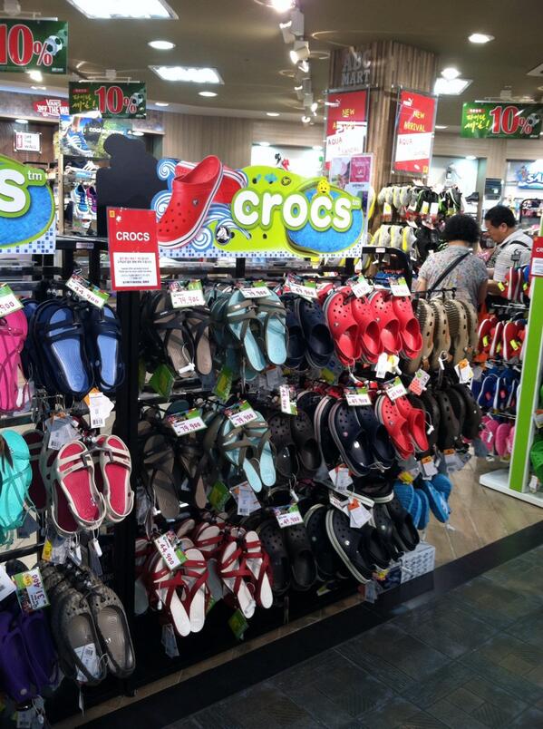 janae_pettit's tweet image. Who would have guessed I would have found Korean Crocs?! Maybe I'll be making a purchase... #AgEd2Korea #crocsforlife