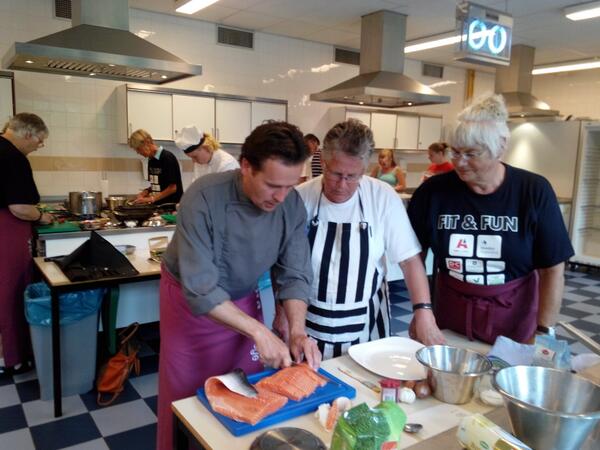Alfacollege's tweet photo. Deelnemers proefweek #Healthylifestylehospitality nu kookworkshop in #hoogeveen met @everttepas @24Kitchen #horeca http://t.co/MG99sUYFhE