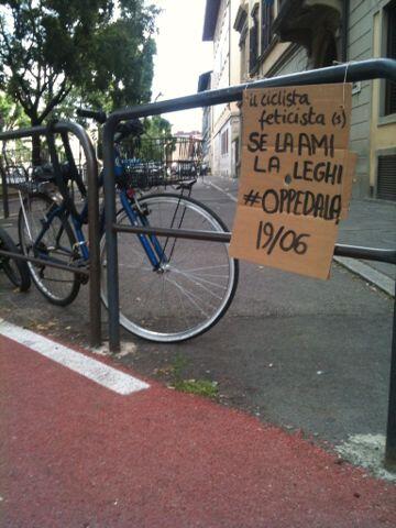 JacopoVisani's tweet photo. Anche per le scale di casa... #oppedala #firenze 19/06/2014 #vieniinbici #bicibranco #biciclettata #bloccoc @BloccoC http://t.co/A2N9exaM6K