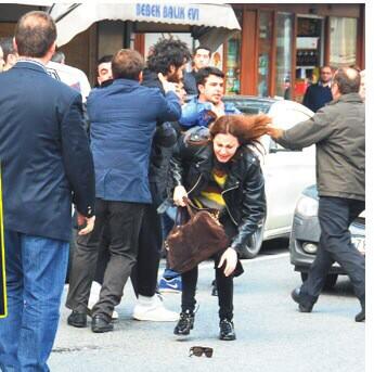 SoykasiBatasica's tweet photo. Bizi kurtaracak tek şey; kocası meydan dayağı yerken, yere düşen gözlüğünü almaya çalışan Ece Sükan pervasızlığı. http://t.co/8kOnig4bQ3