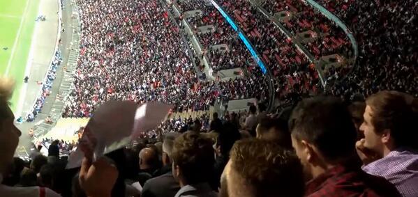 Soccer Fan Throws Paper Airplane From Nosebleed Seats, Hits Player on the Head sensationali.st/soccer-fan-thr…