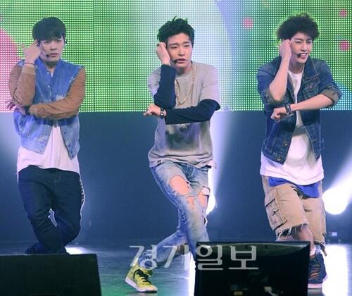 BqaktM2CUAExSKA.jpg:large