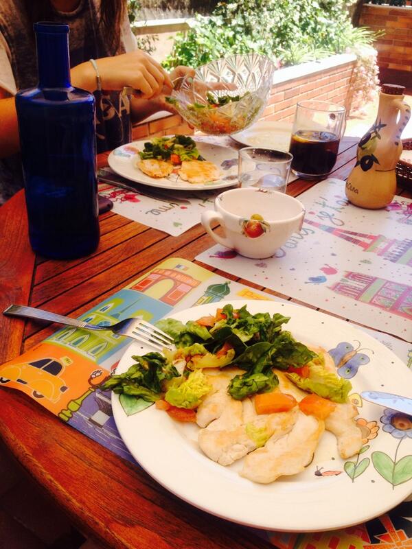 isabelgpereda's tweet photo. Despues de una mañanita tomando el ahora toca comer ☺️👌 @paulalobregar http://t.co/bpyJ21wuVd