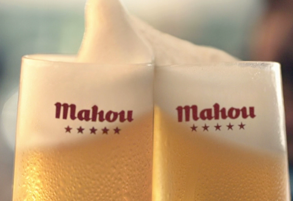 mahou_es's tweet photo. Ya llega el verano y con él, el gesto de la felicidad. ¡A disfrutarlo! http://t.co/9F7Zr0TW0d