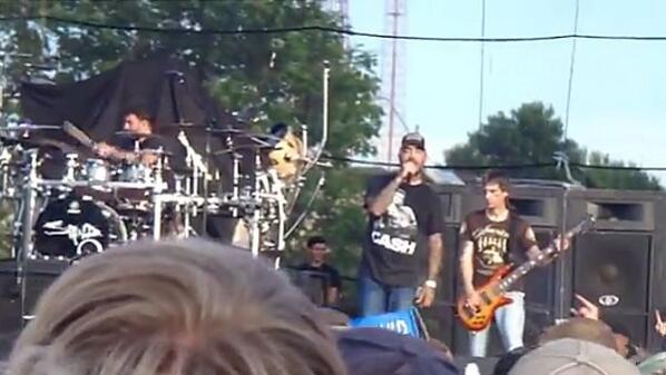 Rock Band Frontman Stops Concert to Berate Fans Molesting Crowd-surfing Girl. Mad Respect. sensationali.st/rock-band-fron…