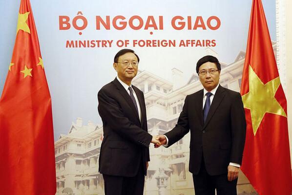 ChinesePic's tweet photo. اجتماع عضومجلس الدولةالصينى يانغ جيى تشي في فيتنام،أول اجتماع رفيع المستوى منذالإختلاف على المنصة النفطية بين البلدين http://t.co/DCQNF6cwow