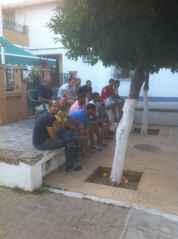 fr4nchutean's tweet photo. "@miguelpuska: SIEMPRE BARRIO @sfc26 @kerompo @davidmeraruiz @MATEO_CAMAS @andalusiSFC #laviejaguardia http://t.co/nzlQ89JG47" ole gent wena
