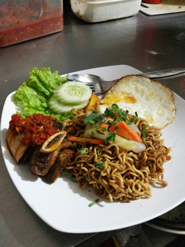 Budiman_Nunks's tweet photo. Ciuuus enak bangat :DRT @kedai_artha Mie Goreng Iga  Penyet ala @kedai_artha 
mantabsss http://t.co/aXrJLao0Bv