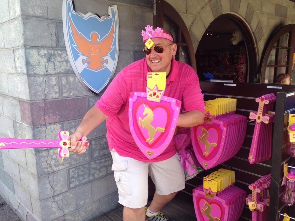 BqbAIf9IAAA_r2F.jpg:large