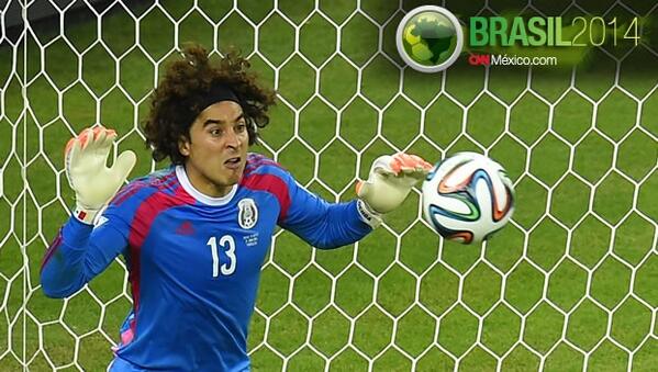 ExpansionMx's tweet photo. Este héroe no necesita capa, solo un par de guantes http://t.co/PtJzbY6qba (AFP) http://t.co/7tyKXMPzNe