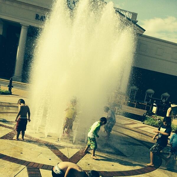 FairfaxCornerVA's tweet image. Feels like 92 degrees outside, Fairfax! Let&apos;s cool off...bit.ly/1njNXHD #InteractiveFountain #FairfaxCorner