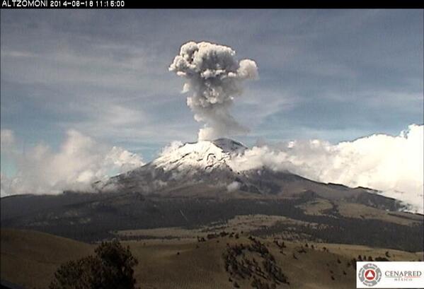 SEGOB_mx's tweet photo. Explosión de moderada intensidad del #Popocatépetl a las 11.10 am. La columna de ceniza de 2.5 km se desplazó al NO. http://t.co/V1uy2EthN3
