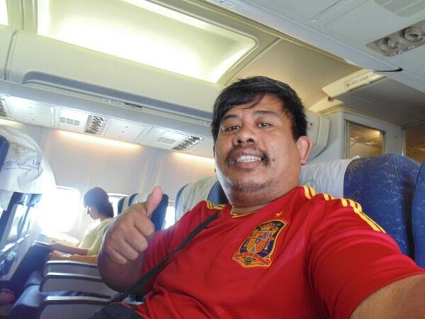 @101Jakfm <a href="/vivaplusID/">VIVA+</a> bergaya ala pemain Spanyol. Ini dikabin pesawat lho :) #JakFmGratisan