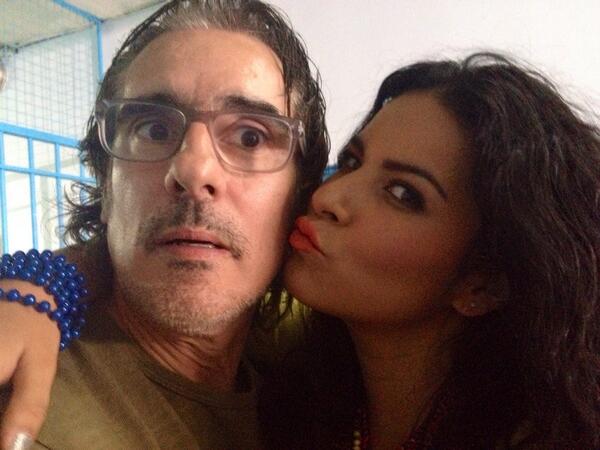 LitzyOficial's tweet photo. Con mi querido @soyVaroni jugando, mientras extrañamos a @siachoque y @Jaime_Segura Los amamos! Besos! 😘😘😘 http://t.co/IiheZGRRSF