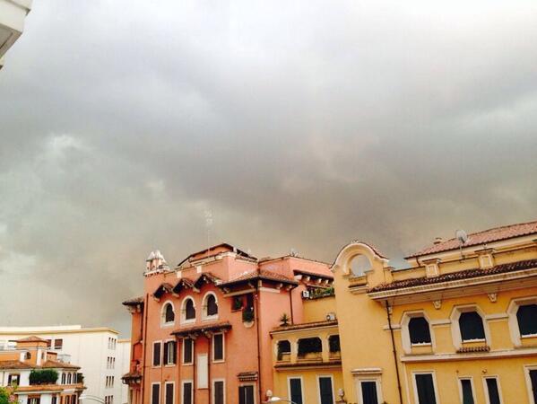 StudiAMOROMA's tweet photo. È in arrivo un'altra tempesta a #Roma.. http://t.co/YfAoudQQR5