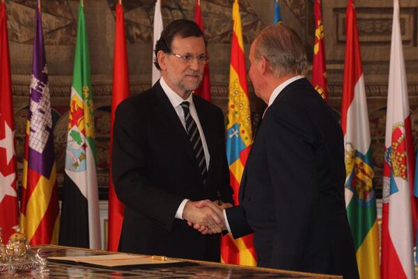 ElRey_FelipeVI's tweet photo. Refrendo del presidente del Gobierno @marianorajoy y promulgación de la Ley Orgánica de Abdicación el Rey http://t.co/o0RHDmZfRm