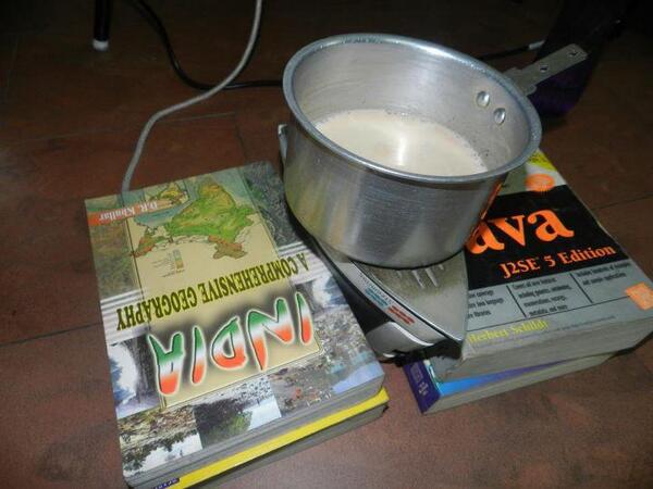 Así se le ocurrió a un estudiante calentar la leche.
#Laimagendeldia