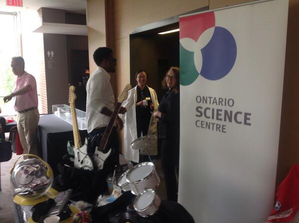 Science Centre Host Anthony swaps coats with a visitor to show EVERYONE's a scientist. #IdeaCity2014 <a href="/OntScienceCtr/">Ontario Science Centre</a>