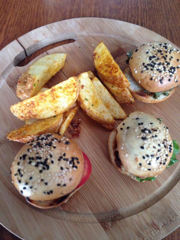 Este lunes abrimos para disfrutar del partido de México #MundialBrasil2014 prueba nuestro "Trío de mini hamburguesas"