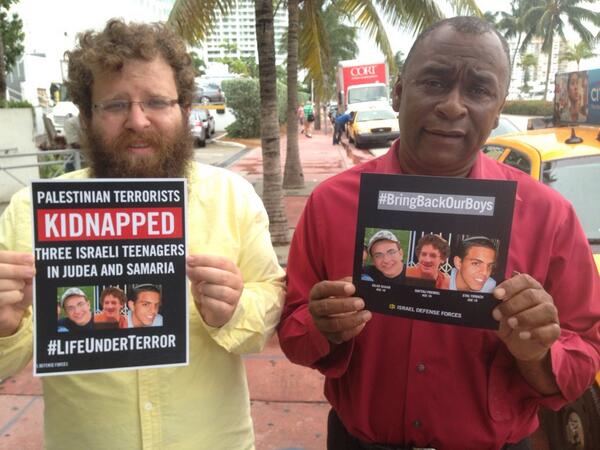 ChabadLubavitch's tweet photo. Miami taxi driver expresses solidarity with Jewish community to #BringBackOurBoys in front of the @Fontainebleau http://t.co/mEwEdOv1iu