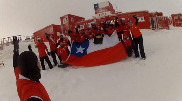 24HorasTVN's tweet photo. Desde la antártica alientan a la Roja con el C-H-I más austral del mundo. VIDEO → http://t.co/SRi9qv24bj http://t.co/rIag5DjF6U