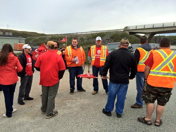 RealDonBradshaw's tweet image. Demonstrators waiting outside @MAferries terminal in Port aux Basques for arrival of ferry.