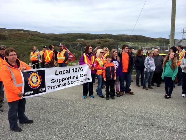 RealDonBradshaw's tweet image. Demonstrators waiting outside @MAferries terminal in Port aux Basques for arrival of ferry.