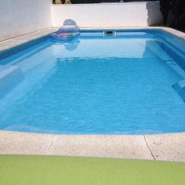 mery_boop's tweet photo. Lo mejor para pasar las tardes !! Piscina de @albert_tillo toda para mi !! 😍😍😍 http://t.co/l4u2dZvCMZ