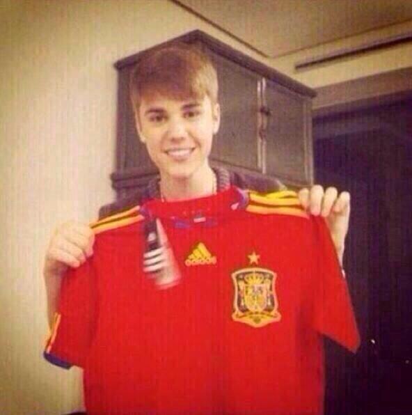 WilliamReymond's tweet image. Après avoir soutenu le Miami Heat, Justin Bieber choisi l'Espagne. Putain de chat noir ! #ESPCHI #CDM2014