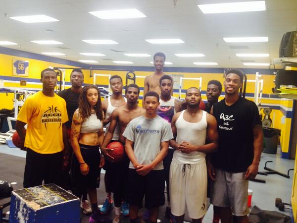 yalkno_bubbs's tweet image. Stone Classes #2010-2016 just got this work in! 5 pullups 10pushups 15crunches every minute for 30minutes! #TStone