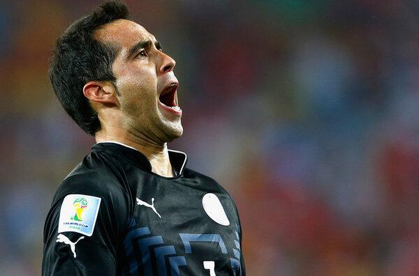 mundodeportivo's tweet photo. Claudio Bravo es, a falta de firma, nuevo jugador del FC Barcelona http://t.co/nCD0paTvdj http://t.co/j9Fhyyf0sy