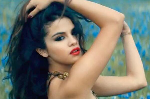 metropolitanafm's tweet photo. #CAUSOU Selena Gomez fez os vizinhos chamarem a polícia! http://t.co/11ium3sO2N http://t.co/4MvYjnEPWG
