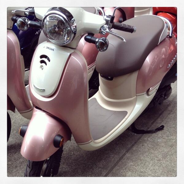 ATPrettyThings's tweet image. A shiny pink scooter... 😍 at first sight! Never mind that have no idea how to drive it... It's shiny and pink!