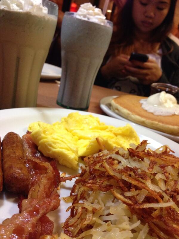 _Alwinnn's tweet image. Breakfast at night #LateUps