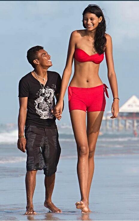 SirPerfectI's tweet image. La mujer mas #alta del mundo, la brasileña Elisany da Cruz, mide 2 mts con 18 años de edad.