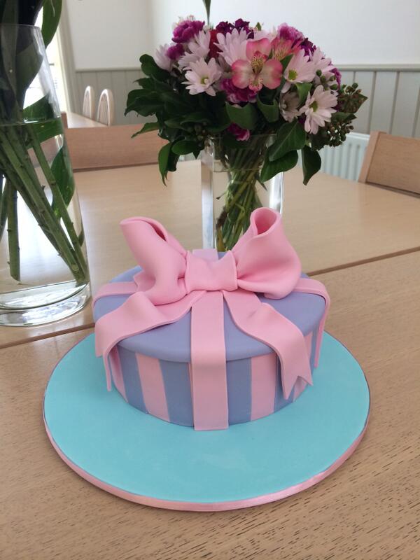 RMHMonash's tweet photo. It's cake time! Beautiful cake generously supplied by @CakeAngelsau. Thank you for brightening our families' day #yum http://t.co/aG2IgiWLmd