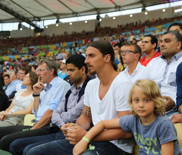 BqdTWUKCIAEIYSc Zlatan is in Brazil! Ibrahimovic spotted in crowd for Spain v Chile game [Picture]