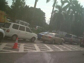 Wiertraco's tweet photo. @RadioElshinta tol jorr arah mampang macet  antrian di kluar tol cipete-pd labu lpas itu lancar, ambil lajur kanan sj http://t.co/6hdpk1a7b8