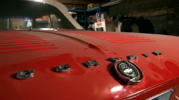 DiscovTurboTV's tweet photo. #ExtremeAutoHunters go to new heights to find rare a vintage cars. Our new series starts now! http://t.co/k2AXbBkish