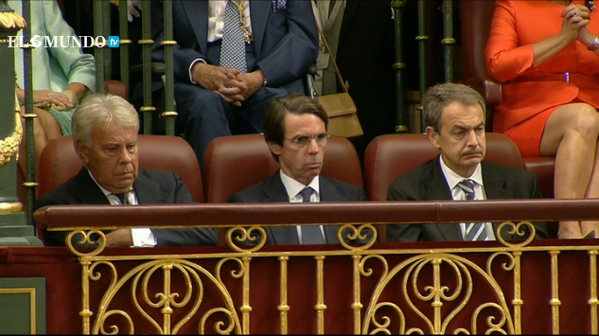 JotDownSpain's tweet photo. Felipe tiene el mismo tono de piel que el sillón http://t.co/pTpMZpIlfs