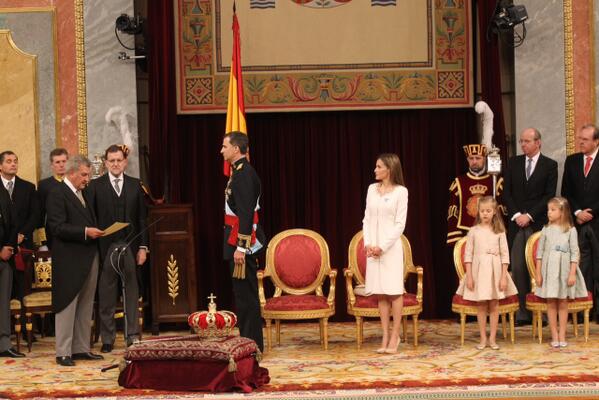 CasaReal's tweet photo. Imágenes del Juramento y Proclamación de #FelipeVI http://t.co/BmVAiOhOcD http://t.co/vQQIK2xCqq