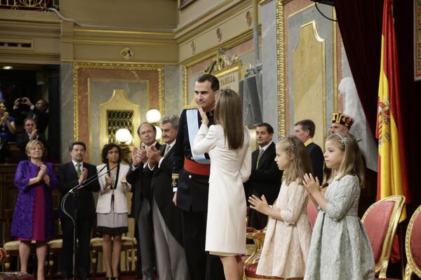 Congreso_Es's tweet photo. S.M. el Rey don Felipe jura la Constitución #FelipeVI http://t.co/OKMcbsYewI
