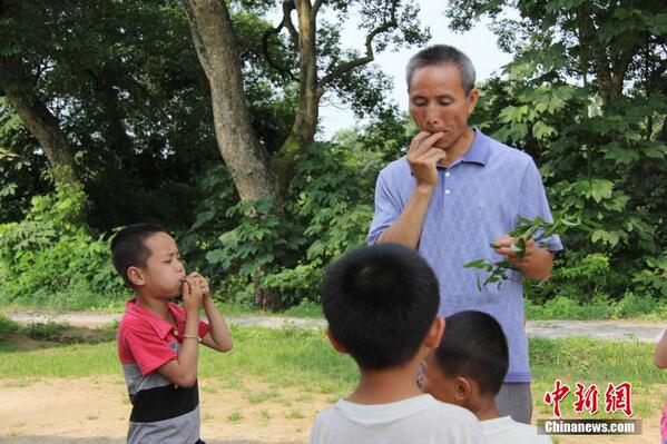 ChinesePic's tweet photo. مدرسة إبتدائية في احدى قرى مقطاعة خونان يوجد فيها 13 طالب و مدرس واحد,اللذي يعمل في المدرسة منذ 38 عاماً. http://t.co/cZwc0hz4lq