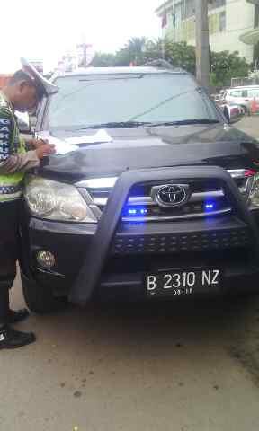 TMCPoldaMetro's tweet photo. 13.05 Penindakan dan Penertiban kendaraan umum pengguna Sirine dan Rotator di jl raya Pluit utara http://t.co/7DFzLMVjni