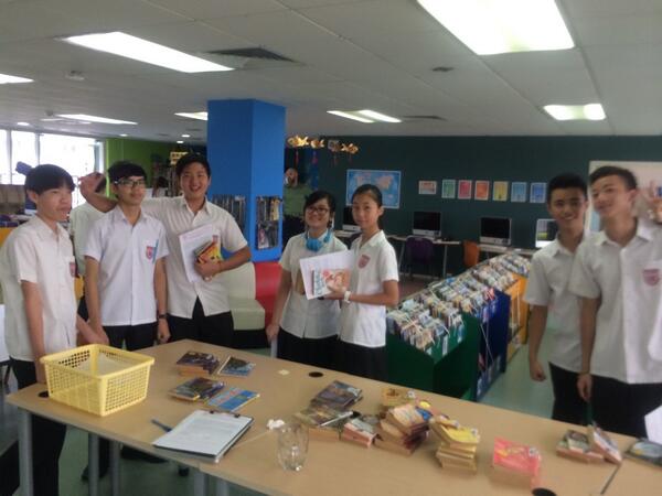 TomRabbittELL's tweet photo. A big thanks to library staff for letting Ells take out books for the holidays! #tismacao http://t.co/0x3LqIkLLP