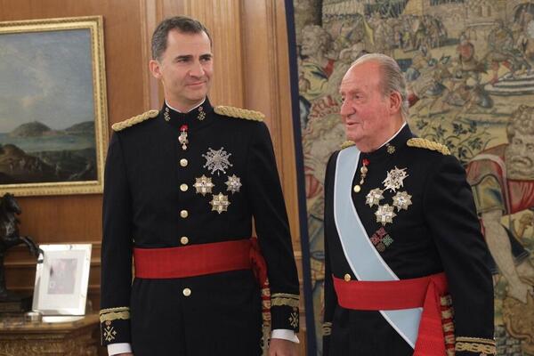 Colmenero's tweet photo. ¡VIVA EL REY! #CORONACIONFELIPEVI  #FELIPEVI #ESP http://t.co/rMnAY8y8qF