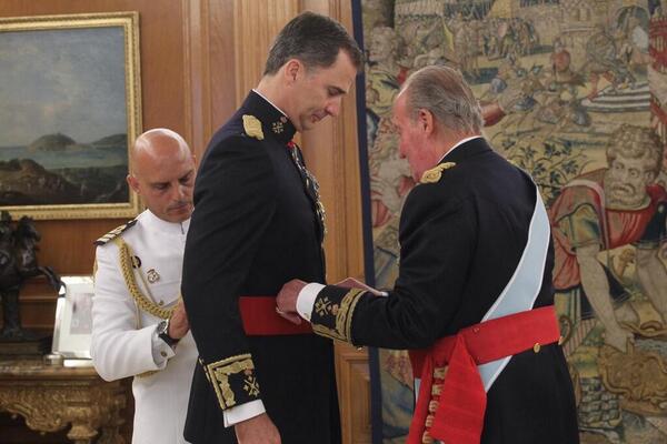 Colmenero's tweet photo. ¡VIVA EL REY! #CORONACIONFELIPEVI  #FELIPEVI #ESP http://t.co/rMnAY8y8qF