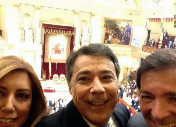 PODEMOS's tweet photo. Esta es la perfecta imagen del bipartidismo: "enemigos" íntimos cerrando filas. http://t.co/xdLztEx1nd