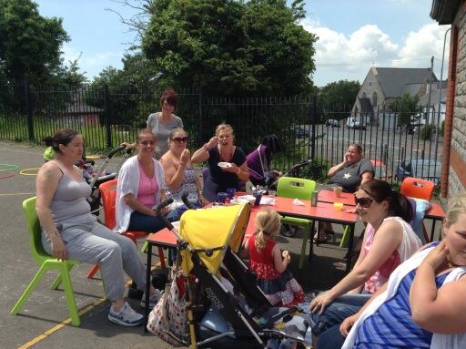 CadoxtonPS's tweet photo. Family and friends enjoying a cream tea in the sun @Putting1st http://t.co/3dEH5L4TKb